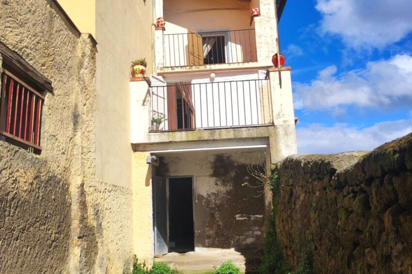ESPACIO DEL GARAJE A LA CASA